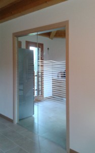 porte_tutto_vetro_scorrevoli_interno_muro_controtelaio_eclisse_scrigno_sabbiate_masniglione_acciauio_ale_sandra_alessandra_rosso_udine_pordenone_treviso (8)     